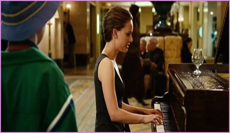 Can Natalie Portman Play Piano?
